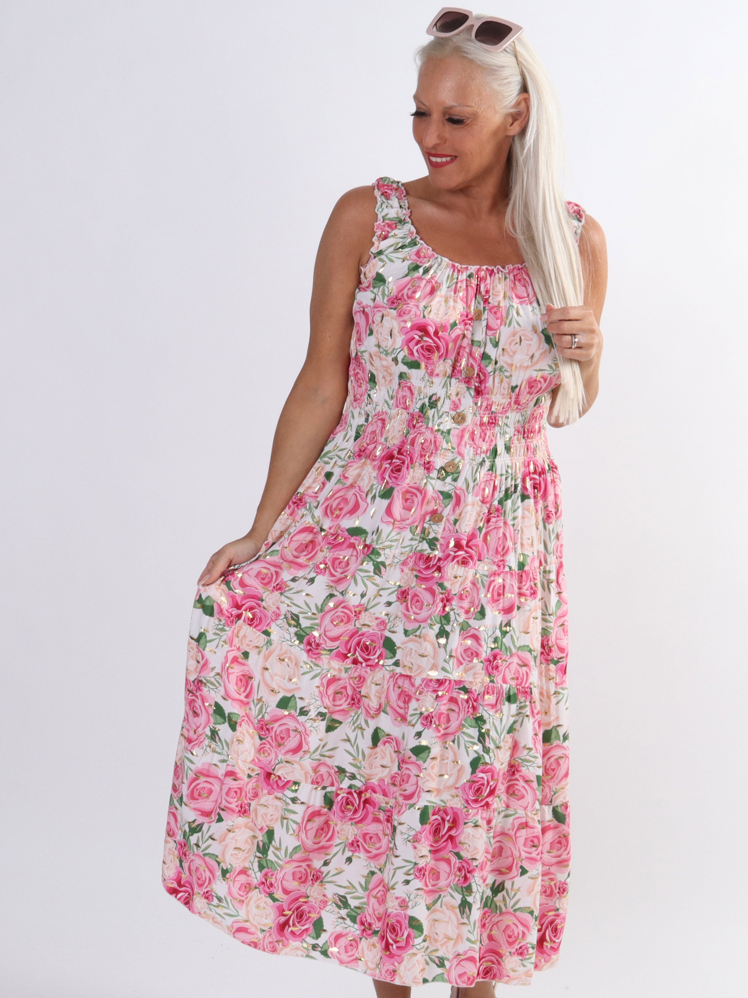 Alicia Rose Short - Sød plus size stropkjole med sommerblomster